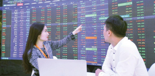 Thị trường chứng khoán thăng hoa, doanh nghiệp niêm yết chớp cơ hội tăng vốn