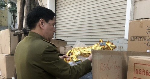 Tạm giữ hàng nghìn vỏ chai, chai rượu 'trâu' chiết từ can nhựa nhưng dán nhãn nước ngoài