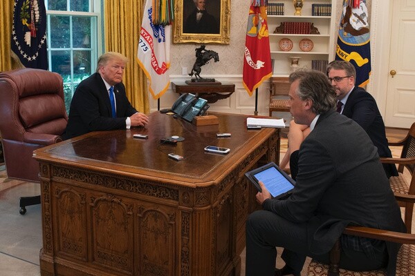 TT Biden bỏ nút gọi nước ngọt trên bàn làm việc của ông Trump