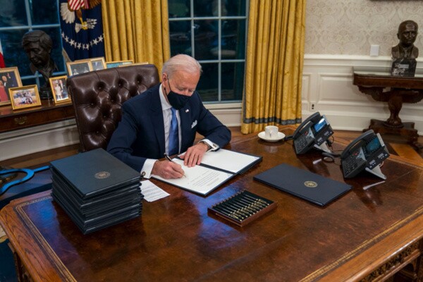 TT Biden bỏ nút gọi nước ngọt trên bàn làm việc của ông Trump