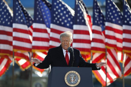 Facebook xem xét lại việc đình chỉ tài khoản của ông Trump