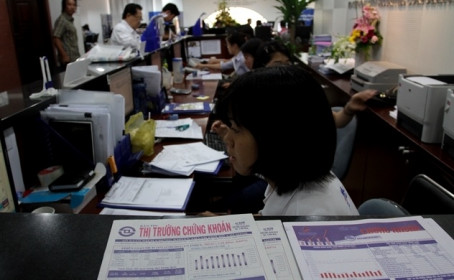 Thị trường chứng khoán Việt Nam: Nhà đầu tư vẫn nên đứng ngoài quan sát