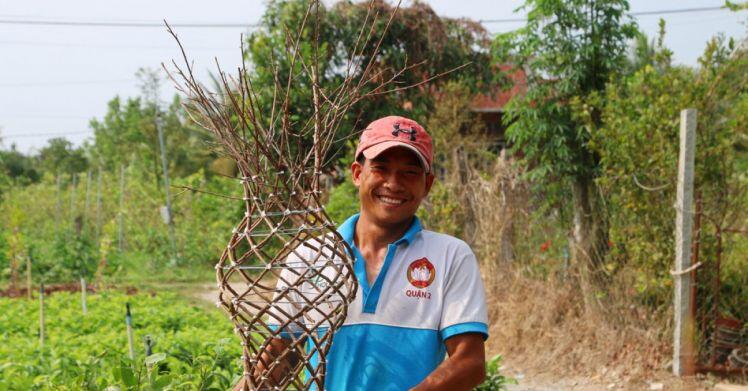 Chàng trai 9x uốn mai vàng thành lộc bình tiền triệu "cháy" hàng dịp Tết
