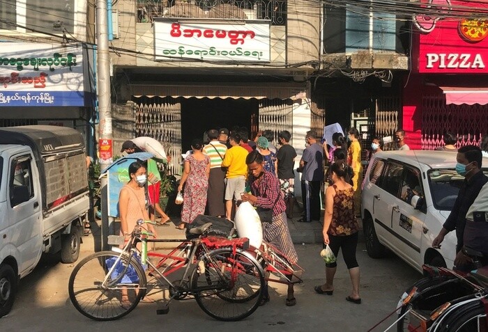 Myanmar: Người dân ồ ạt rút tiền, ngân hàng đóng cửa hàng loạt