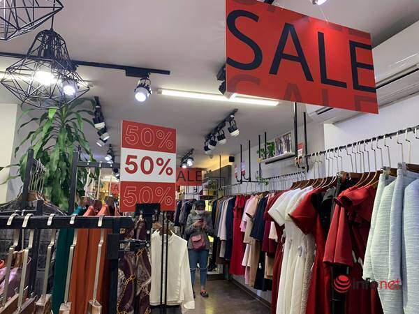 Nhiều hãng thời trang, cửa hàng thi nhau ‘xả hàng’, giảm giá 80%... khách vẫn thờ ơ