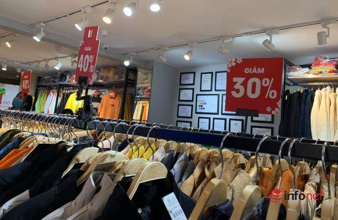Nhiều hãng thời trang, cửa hàng thi nhau ‘xả hàng’, giảm giá 80%... khách vẫn thờ ơ
