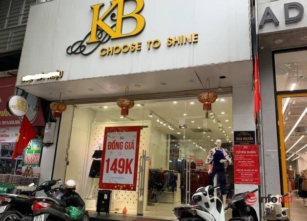 Nhiều hãng thời trang, cửa hàng thi nhau ‘xả hàng’, giảm giá 80%... khách vẫn thờ ơ