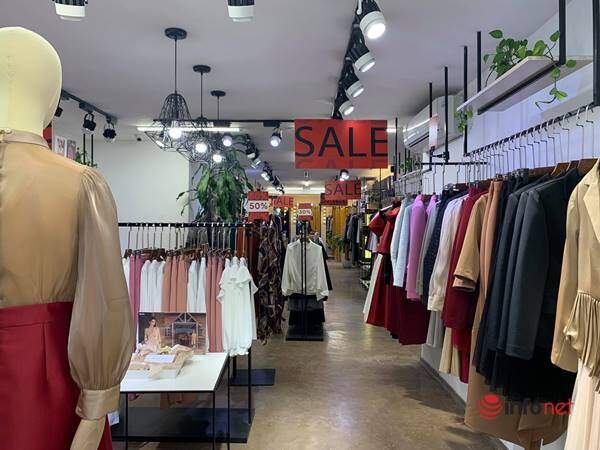 Nhiều hãng thời trang, cửa hàng thi nhau ‘xả hàng’, giảm giá 80%... khách vẫn thờ ơ