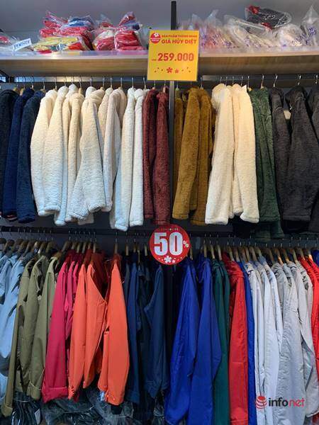 Nhiều hãng thời trang, cửa hàng thi nhau ‘xả hàng’, giảm giá 80%... khách vẫn thờ ơ