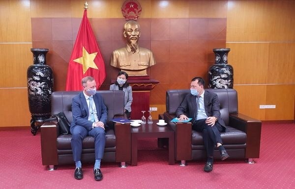 Anh mong muốn đối thoại trực tuyến với Việt Nam về phát triển năng lượng tái tạo