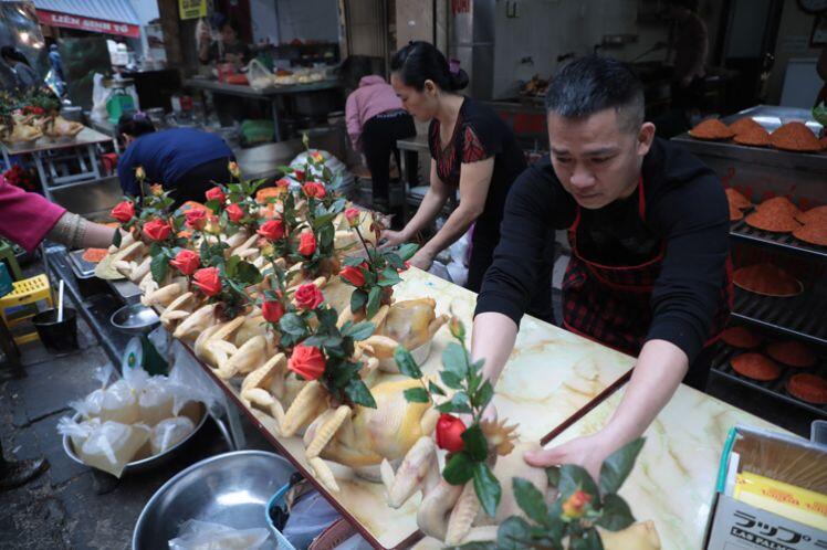 Gần nửa triệu đồng con gà ngậm bông hồng cúng ông Công ông Táo vẫn đắt khách