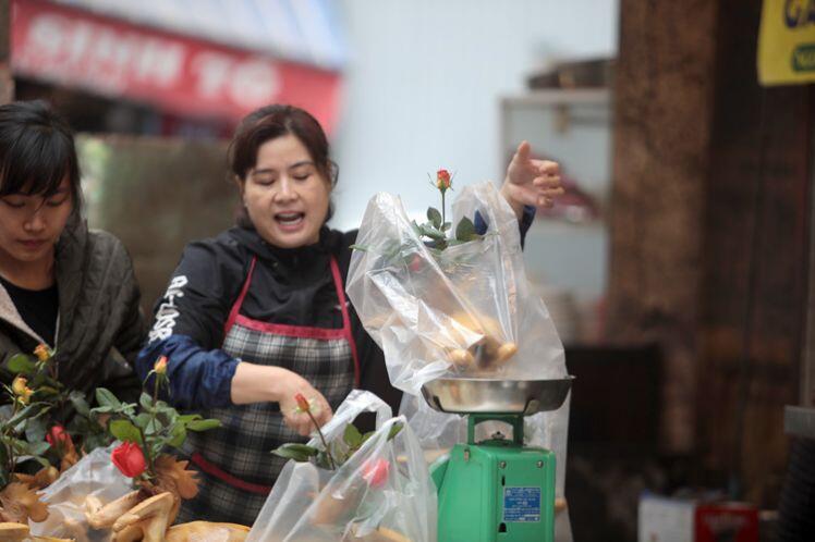 Gần nửa triệu đồng con gà ngậm bông hồng cúng ông Công ông Táo vẫn đắt khách