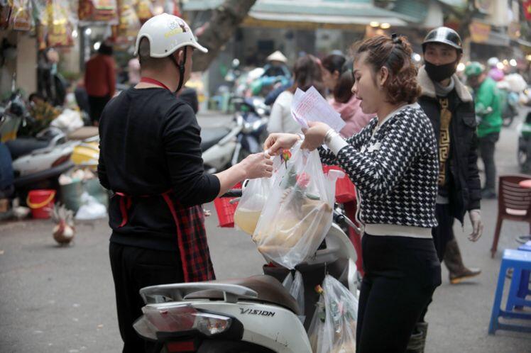 Gần nửa triệu đồng con gà ngậm bông hồng cúng ông Công ông Táo vẫn đắt khách