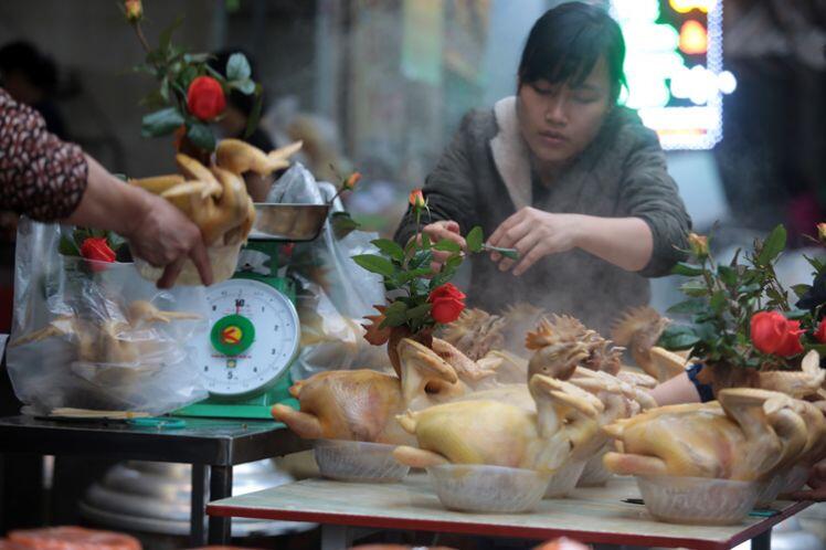 Gần nửa triệu đồng con gà ngậm bông hồng cúng ông Công ông Táo vẫn đắt khách