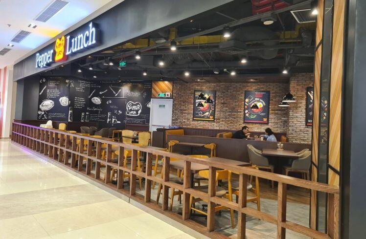 Hà Nội: Nhà hàng, quán nhậu vắng teo... treo biển nghỉ Tết sớm vì COVID-19