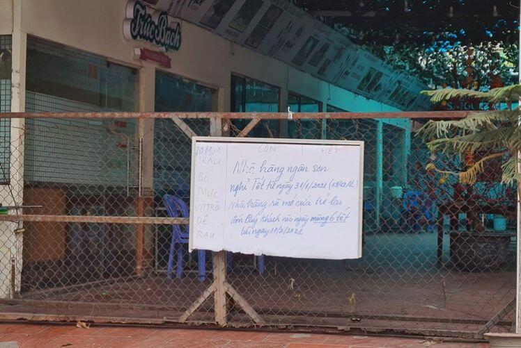 Hà Nội: Nhà hàng, quán nhậu vắng teo... treo biển nghỉ Tết sớm vì COVID-19