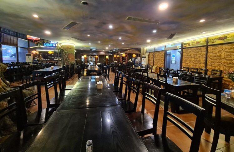 Hà Nội: Nhà hàng, quán nhậu vắng teo... treo biển nghỉ Tết sớm vì COVID-19
