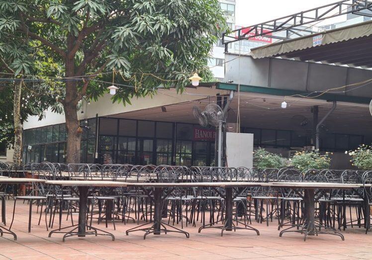Hà Nội: Nhà hàng, quán nhậu vắng teo... treo biển nghỉ Tết sớm vì COVID-19