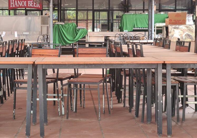 Hà Nội: Nhà hàng, quán nhậu vắng teo... treo biển nghỉ Tết sớm vì COVID-19