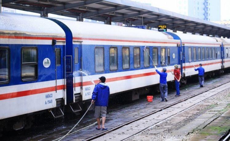 Hành khách ùn ùn trả vé tàu Tết, đường sắt phải cắt bớt tàu