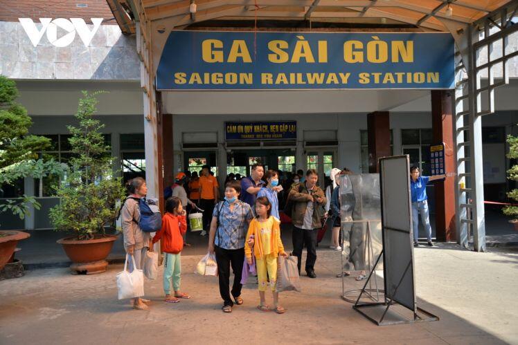 Hành khách ùn ùn trả vé tàu Tết, đường sắt phải cắt bớt tàu