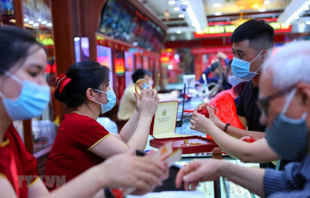 Vàng SJC trong nước giảm không đáng kể dù vàng thế giới ‘lao dốc’