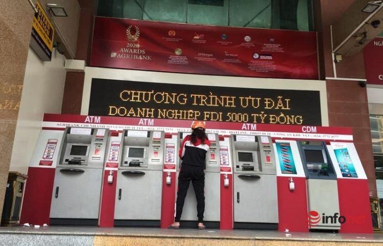 Cây ATM vắng khác thường ngày giáp Tết