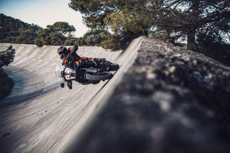 Chi tiết KTM 1290 Super Adventure S 2021 vừa trình làng