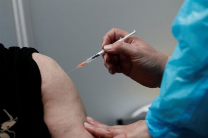 Vaccine COVID-19 của Pfizer-Biontech gây tranh cãi về hiệu quả và độ an toàn