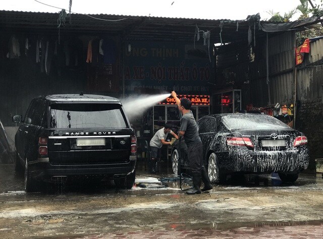 Rửa xe ngày cận Tết: 200 nghìn đồng/lượt, "thượng đế" vui vẻ móc ví