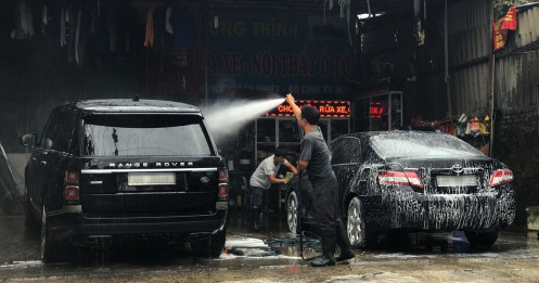 Rửa xe ngày cận Tết: 200 nghìn đồng/lượt, "thượng đế" vui vẻ móc ví