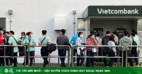 Chờ "dài cổ”, mất cả tiếng đồng hồ mới tới lượt rút được tiền ngày cận Tết