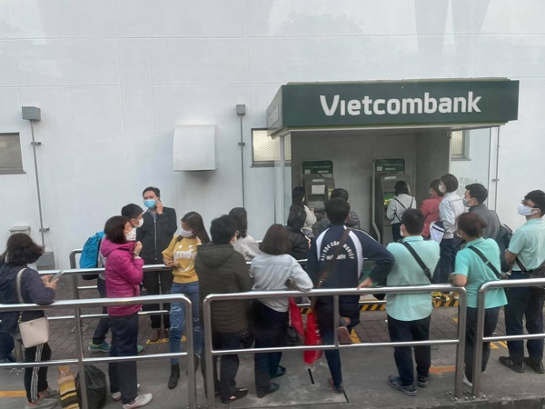 Chờ "dài cổ”, mất cả tiếng đồng hồ mới tới lượt rút được tiền ngày cận Tết