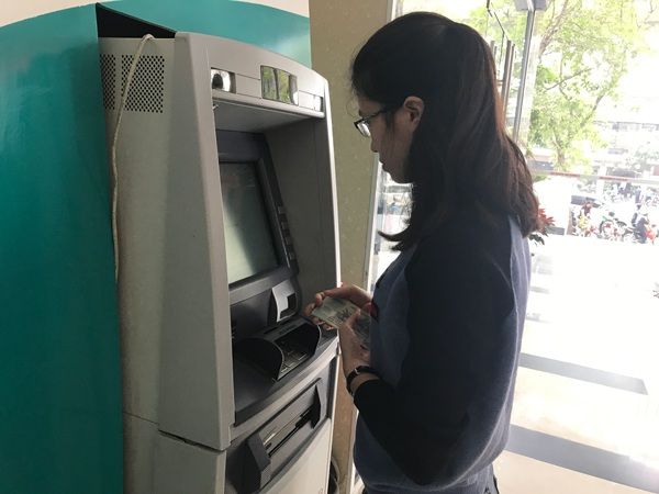 Chờ "dài cổ”, mất cả tiếng đồng hồ mới tới lượt rút được tiền ngày cận Tết