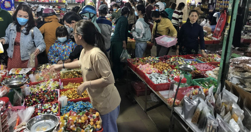 Đà Nẵng: Thị trường bánh kẹo sôi động dịp Tết, nhiều sản phẩm cháy hàng