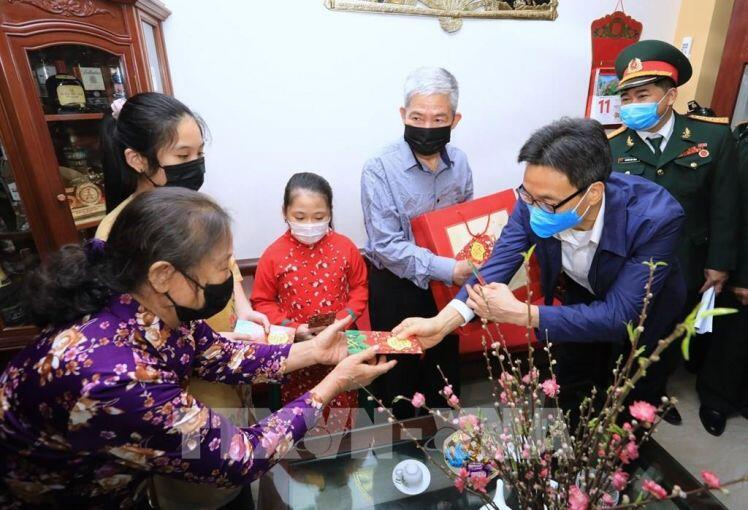 PTT Vũ Đức Đam chúc tết các gia đình có người thân bị cách ly phòng dịch COVID-19