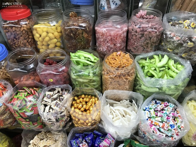 Đà Nẵng: Thị trường bánh kẹo sôi động dịp Tết, nhiều sản phẩm cháy hàng