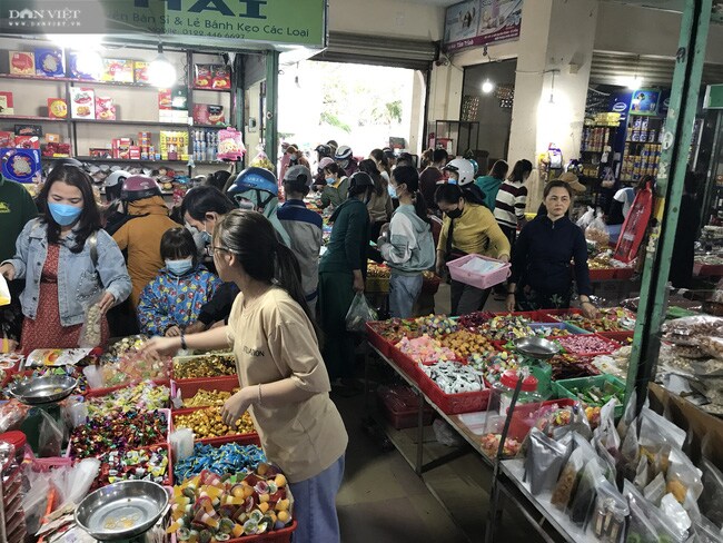 Đà Nẵng: Thị trường bánh kẹo sôi động dịp Tết, nhiều sản phẩm cháy hàng