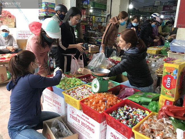 Đà Nẵng: Thị trường bánh kẹo sôi động dịp Tết, nhiều sản phẩm cháy hàng