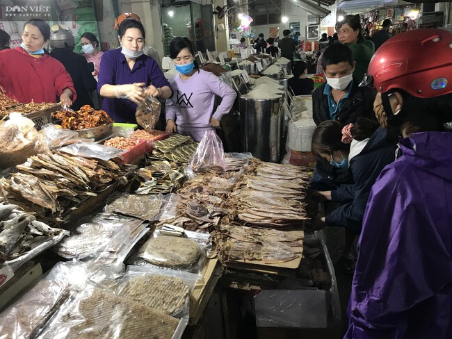 Đà Nẵng: Thị trường bánh kẹo sôi động dịp Tết, nhiều sản phẩm cháy hàng