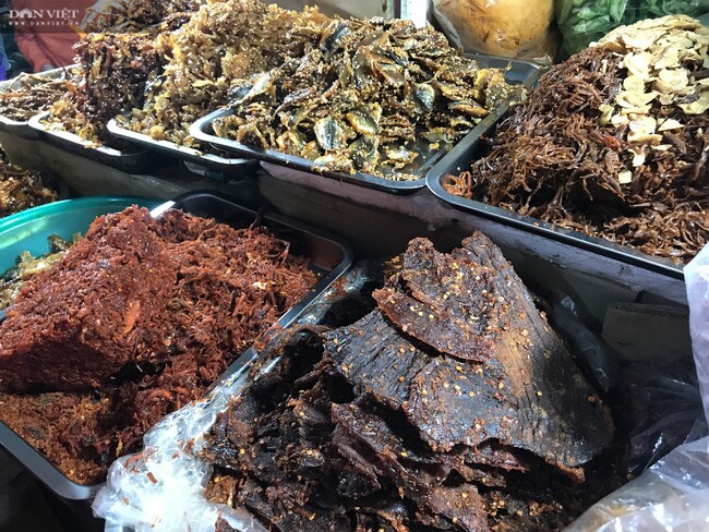 Đà Nẵng: Thị trường bánh kẹo sôi động dịp Tết, nhiều sản phẩm cháy hàng