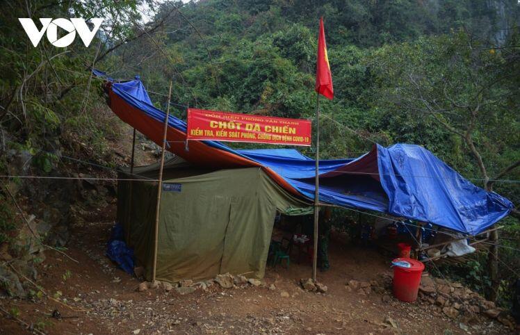Những người "ăn lán, ngủ rừng" để chống COVID-19