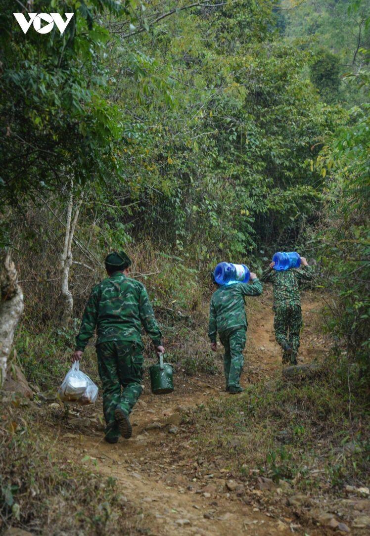 Những người "ăn lán, ngủ rừng" để chống COVID-19