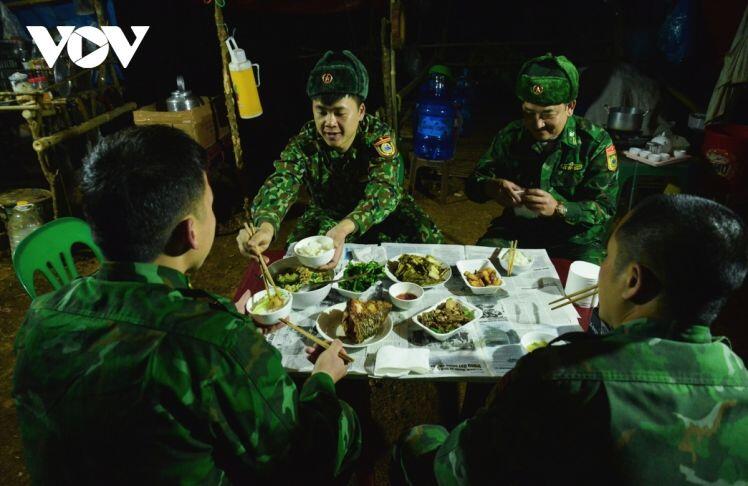 Những người "ăn lán, ngủ rừng" để chống COVID-19