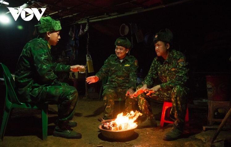 Những người "ăn lán, ngủ rừng" để chống COVID-19