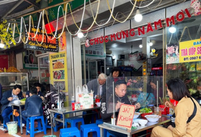 Hà Nội: Dịch vụ ăn uống tăng giá đầu năm mới