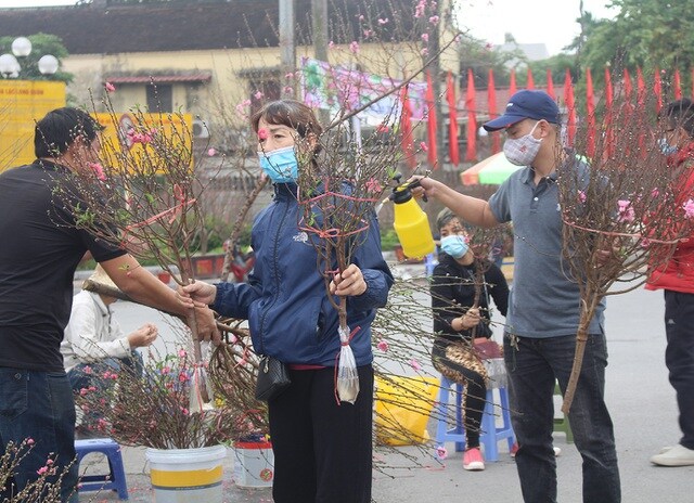 Vỡ mộng làm giàu ngày Tết: Dân buôn thời vụ lỗ nặng, "méo mặt" với hàng tồn