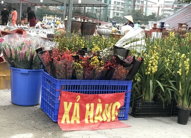 Vỡ mộng làm giàu ngày Tết: Dân buôn thời vụ lỗ nặng, "méo mặt" với hàng tồn
