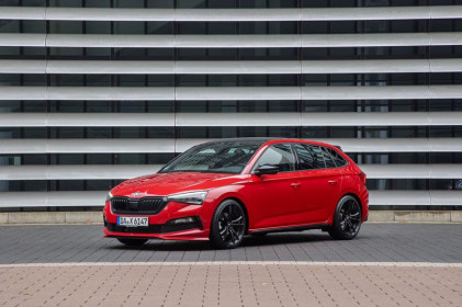 Chi tiết xe hatchback động cơ tăng áp, giá hơn 900 triệu đồng