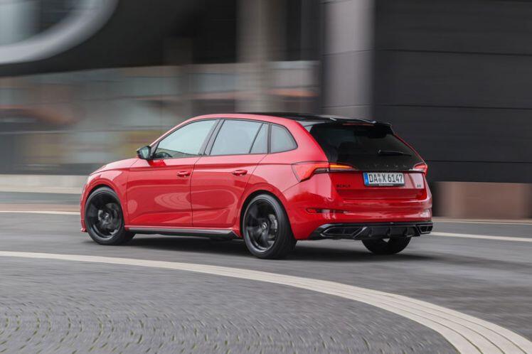 Chi tiết xe hatchback động cơ tăng áp, giá hơn 900 triệu đồng